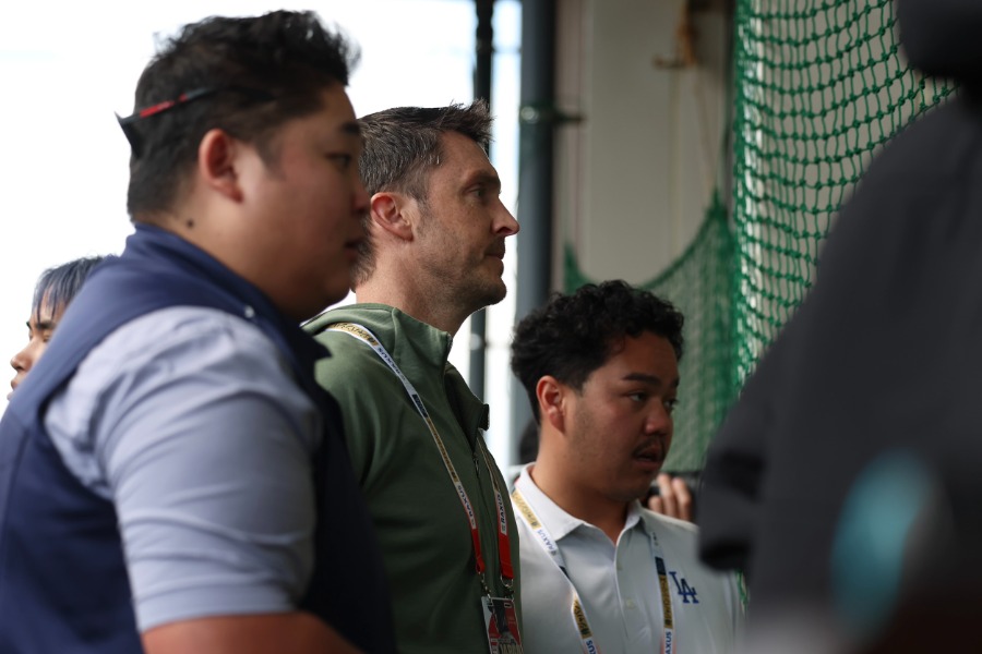ブルペンを見つめるドジャース関係者【写真:加治屋友輝】