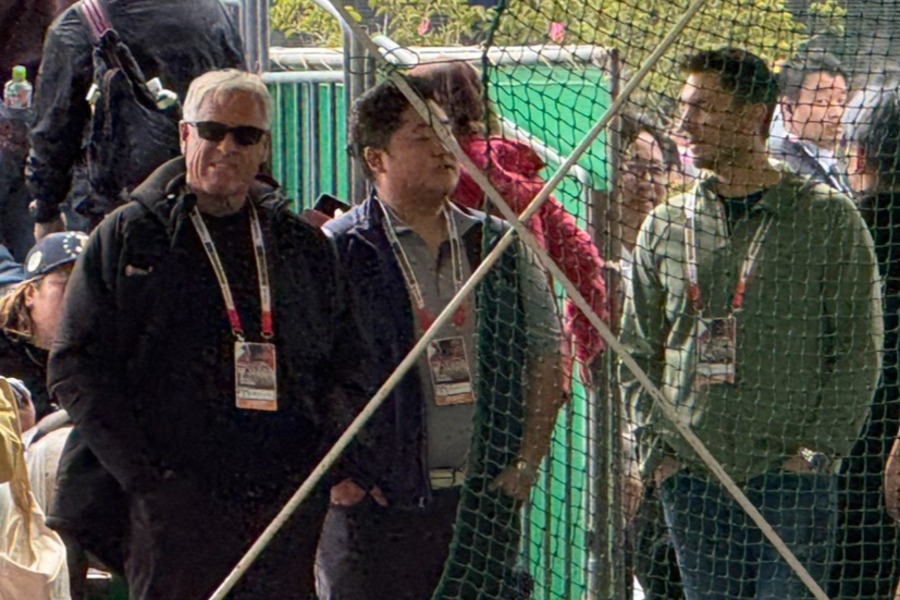 ブルペンを見つめるドジャース関係者【写真：編集部】