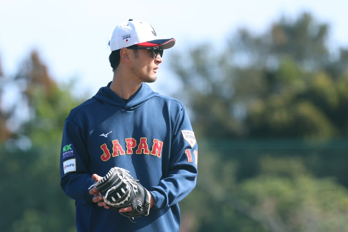 黒色のキャッチャーミットを着用するダルビッシュ有【写真：加治屋友輝】