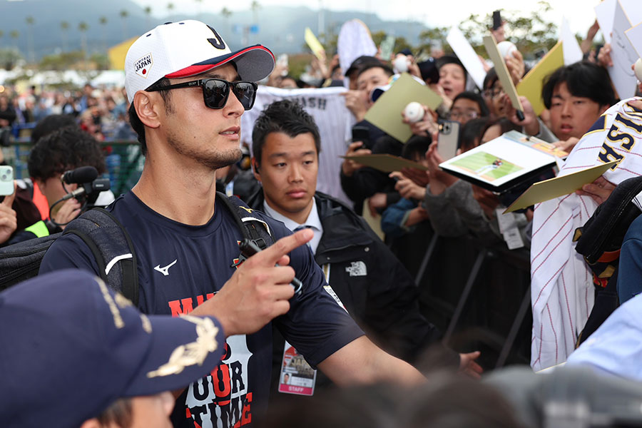 サインに応じるダルビッシュ有【写真：加治屋友輝】