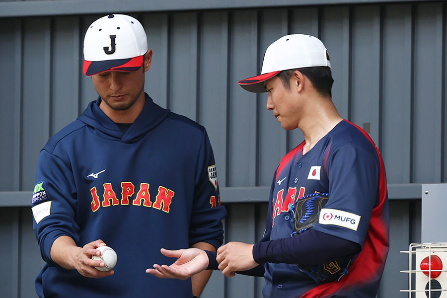 侍ジャパン臨時アドバイザーのダルビッシュ有（左）と曽谷龍平【写真：加治屋友輝】