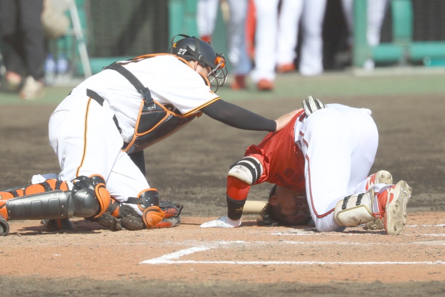 死球を受けた広島・久保修【写真提供：産経新聞社】