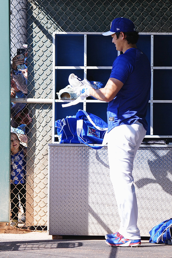 フェンス越しに少女から声をかけられた大谷翔平【写真：荒川祐史】