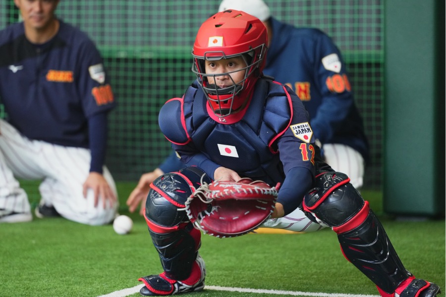 侍仕様のマスクを被る坂本誠志郎【写真:小林靖】