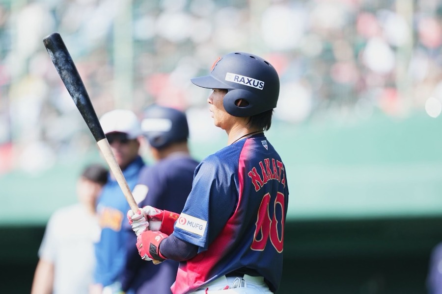 打撃練習を行った仲田慶介【写真：小林靖】