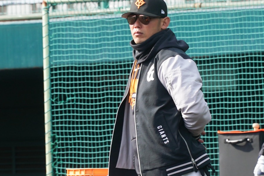 練習を見守る矢野謙次巡回打撃コーチ【写真：湯浅大】