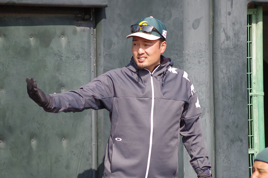 春季キャンプを指導した秋山拓巳氏【写真：喜岡桜】