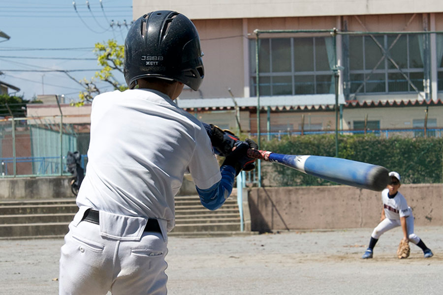 低学年に多い「ドアスイング」を修正できる練習法とは（写真はイメージ）