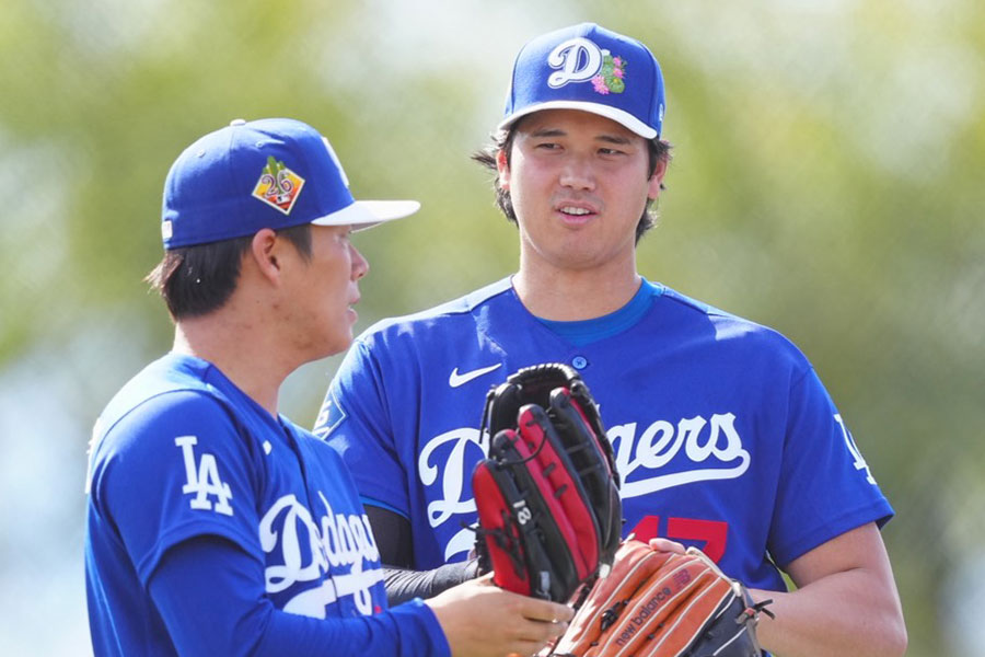 ドジャース・山本由伸（左）と大谷翔平【写真：荒川祐史】