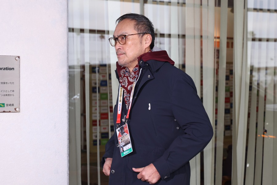 キャンプ地に訪れた俳優の渡辺謙さん【写真：加治屋友輝】