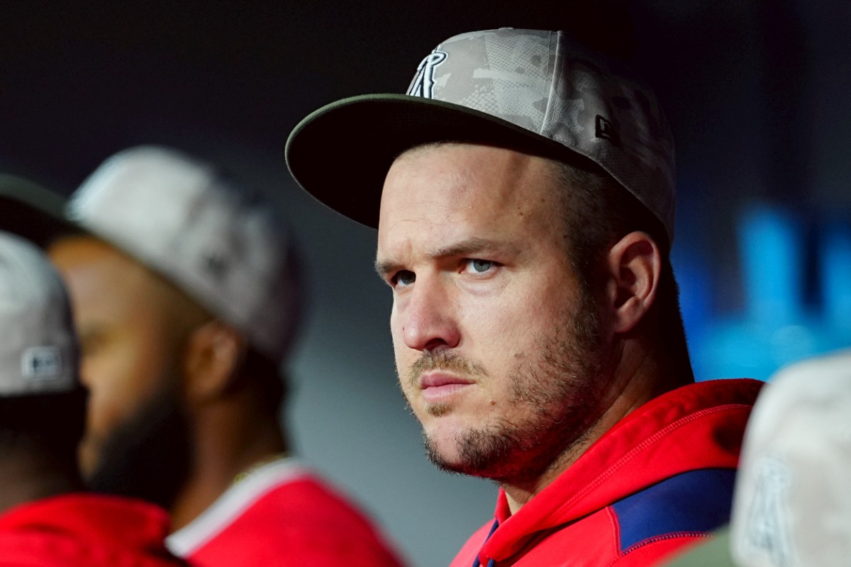 グラウンドを見つめるエンゼルスのマイク・トラウト【写真：荒川祐史】