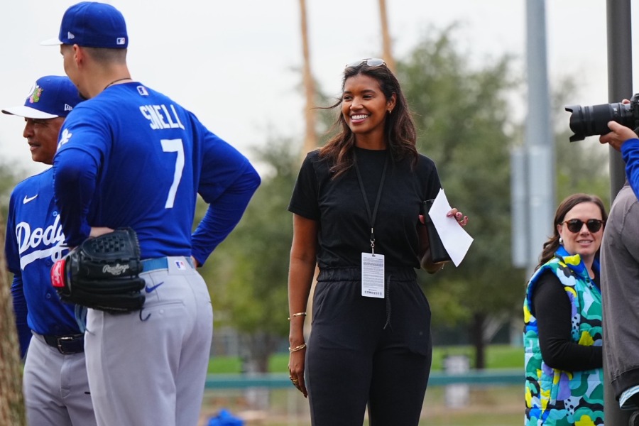 キャンプ地に訪れた「スポーツネットLA」のキルステン・ワトソンさん【写真:荒川祐史】