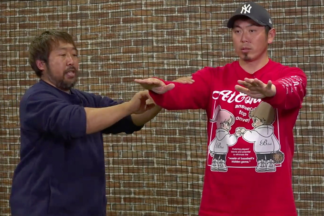 打撃タイプをチェックする高島誠さん（左）と生島峰至さん【写真：編集部】