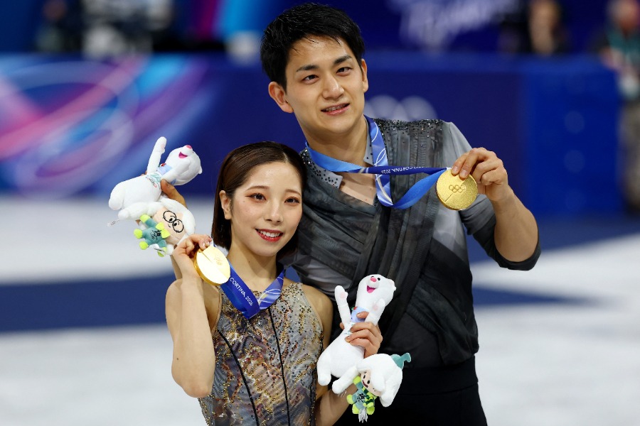 金メダルを獲得した三浦璃来（左）と木原龍一【写真：ロイター】