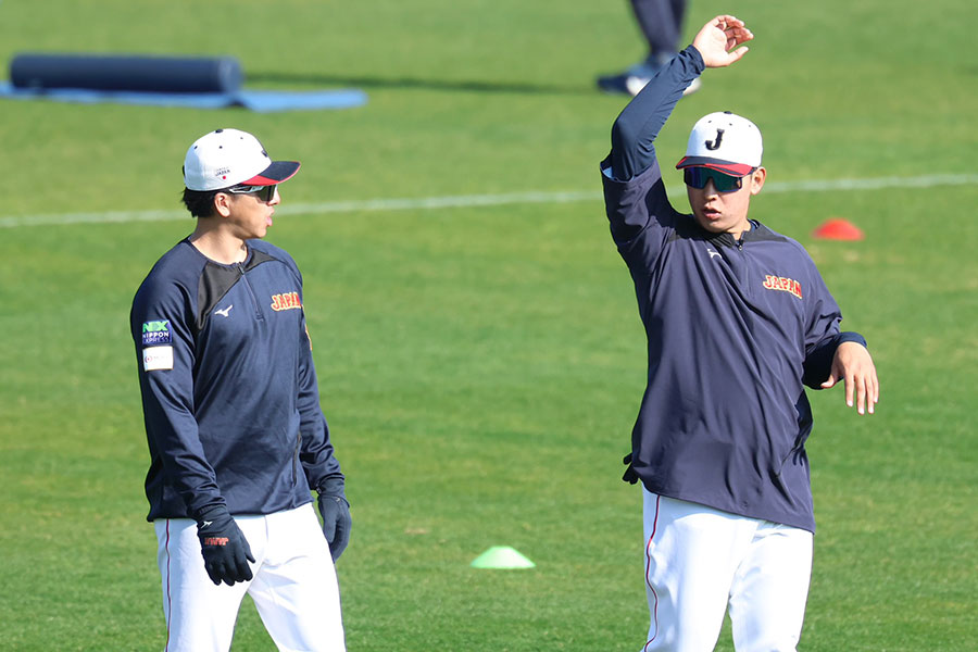 アップ中に言葉を交わす大勢(左)と藤平【写真:加治屋友輝】