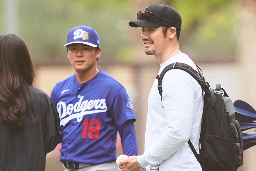 ドジャース・山本由伸（左）とT岡田氏【写真：荒川祐史】