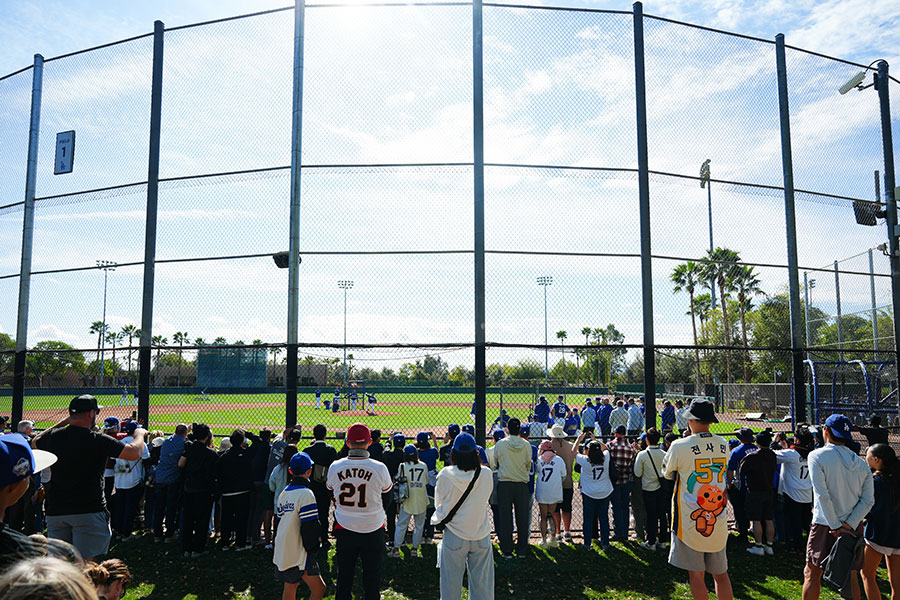 ドジャーズのキャンプ地に殺到したファン【写真：荒川祐史】