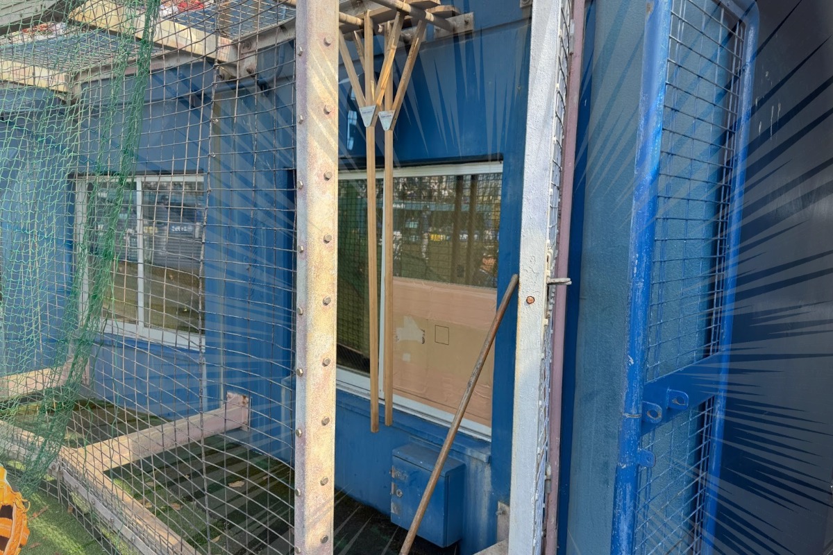 濱の送球で割れたガラスは、段ボールで補修されている【写真：町田利衣】