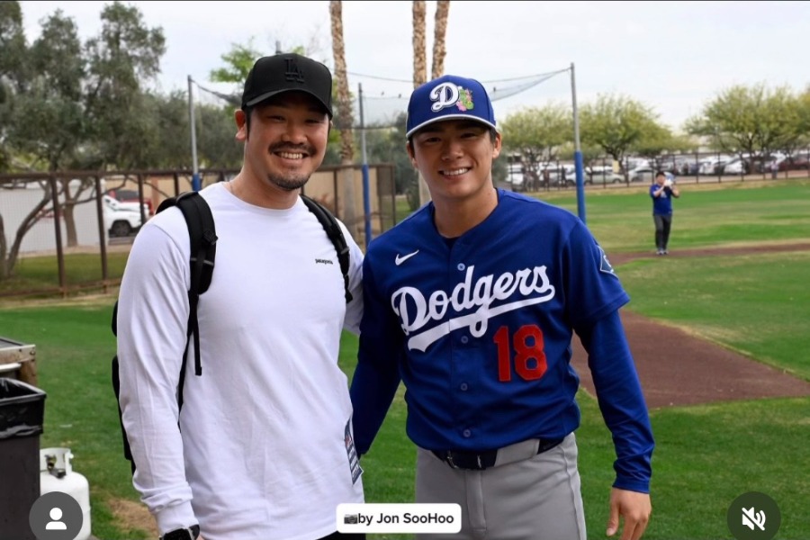 T-岡田氏(左)とドジャース・山本由伸の2ショット【写真提供:ジョン・スーフー/ドジャース】
