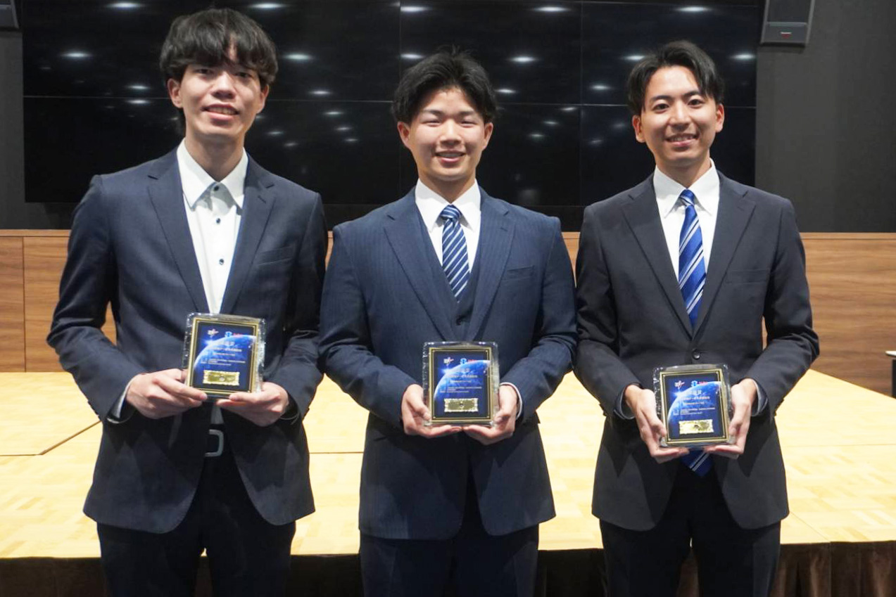 最優秀賞を受賞した同志社大学・大学院の久保幸平さん、小澤勇輝さん、横石一輝さん（左から）【写真：尾辻剛】