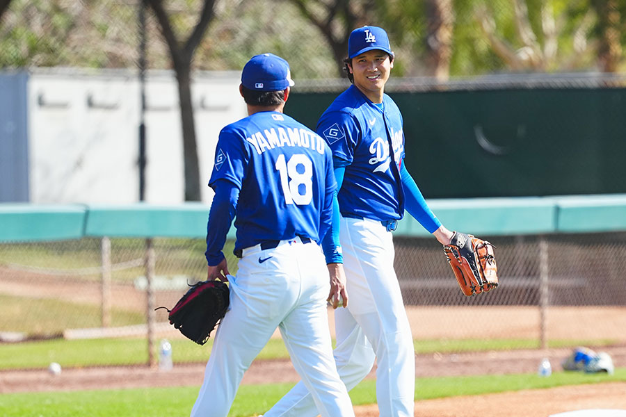 ドジャース・山本由伸（左）と大谷翔平【写真：荒川祐史】