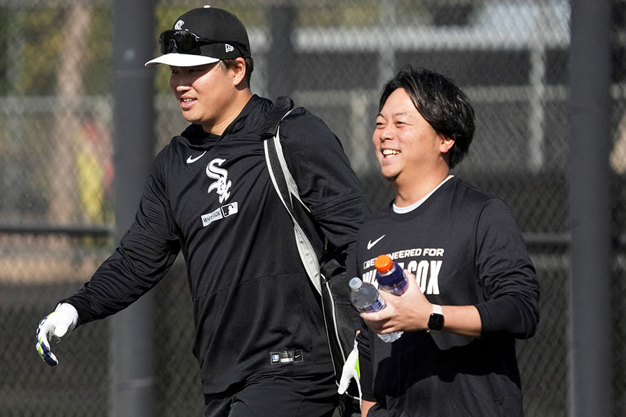 ホワイトソックス・村上宗隆（左）と通訳の八木賢造さん【写真：ロイター】