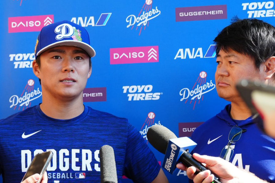 ドジャース・山本由伸（左）と園田芳大通訳【写真：荒川祐史】