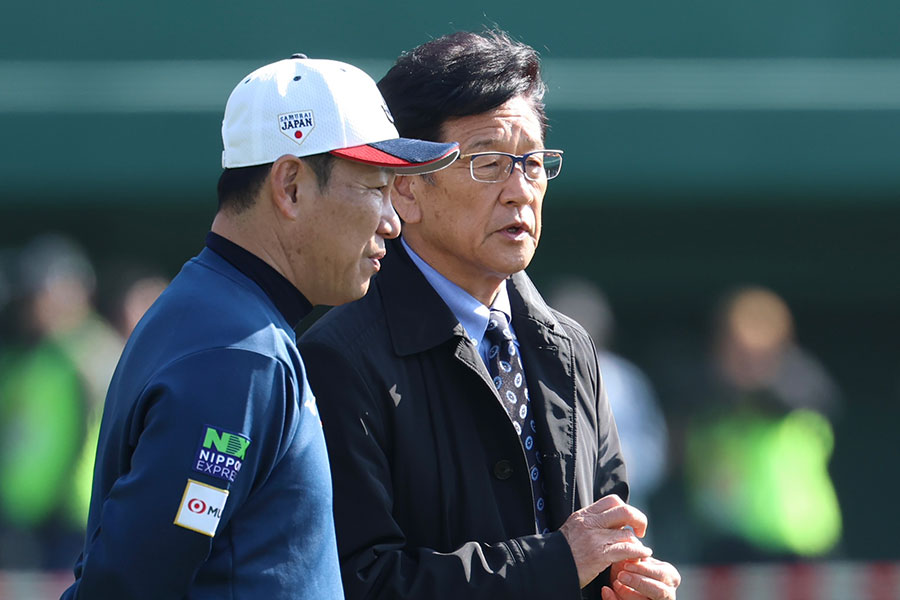 侍ジャパン・井端弘和監督(左)と栗山英樹氏【写真:小林靖】