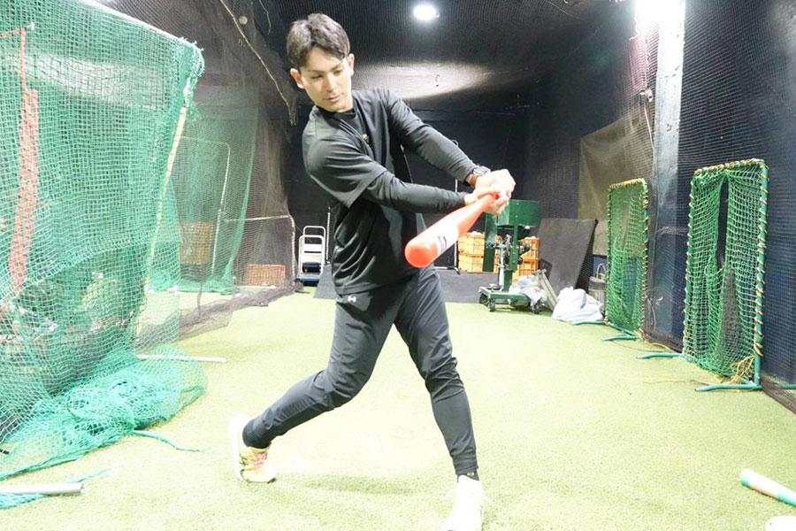 打撃を実演する知念大河さん【写真：橋本健吾】