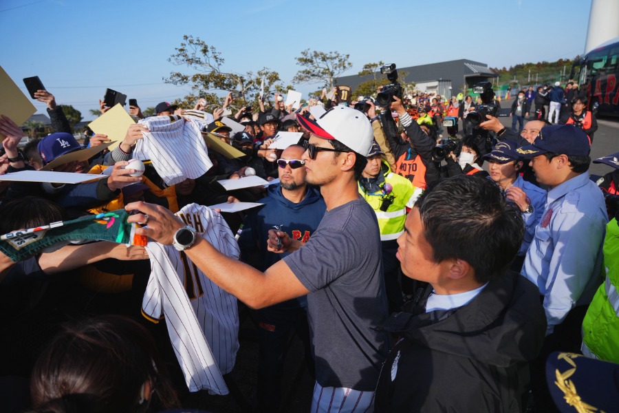 ファンからのサインに応じるダルビッシュ有【写真：小林靖】