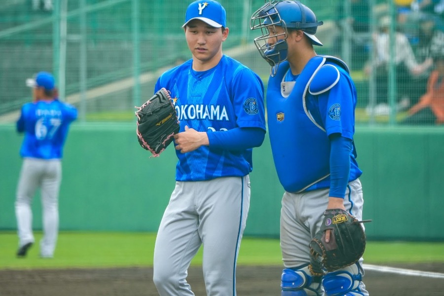 捕手の松尾（右）と話す武田【写真：町田利衣】