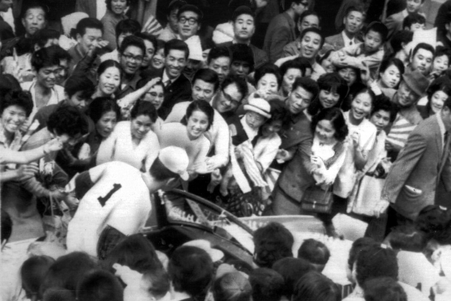 帰国パレードで歓迎を受けた太田幸司氏【写真提供：産経新聞社】