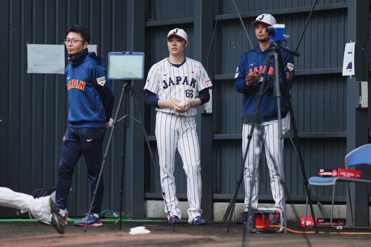 アナリストの星川太輔氏、松本裕樹、ダルビッシュ有（左から）【写真：小林靖】