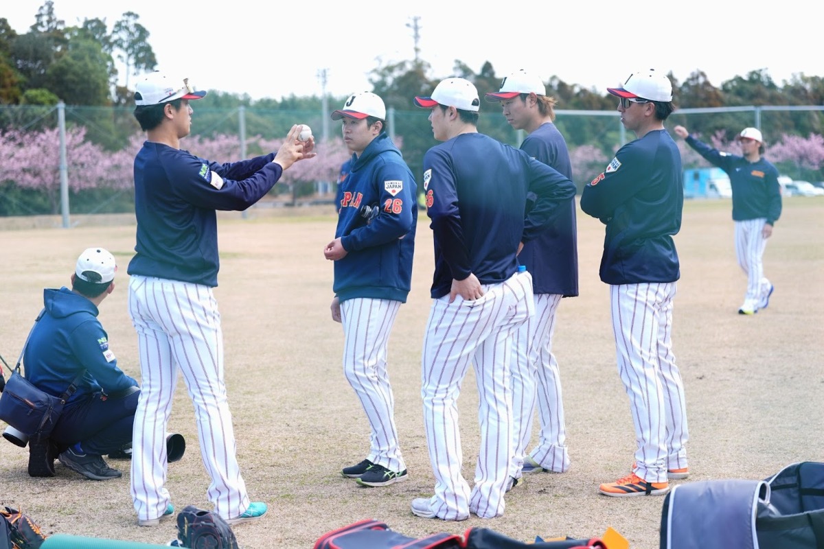 ツーシームについて話し合う投手陣【写真：小林靖】