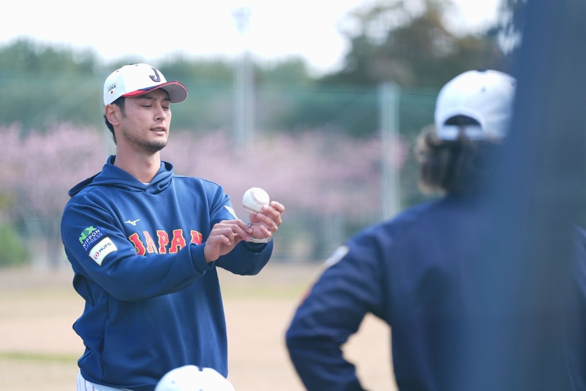 17日、ツーシームについて投手陣にアドバイスするダルビッシュ有【写真：小林靖】