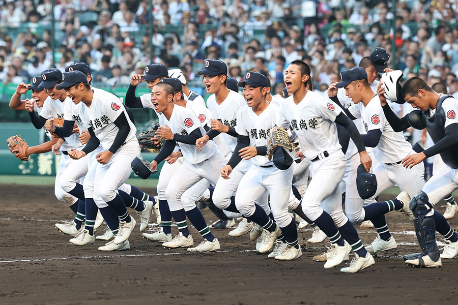 25年夏の甲子園で優勝した沖縄尚学ナイン【写真：加治屋友輝】