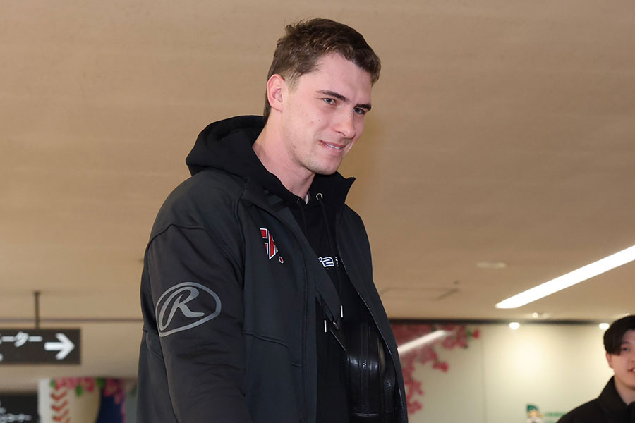 来日したマレク・フルプ【写真：加治屋友輝】