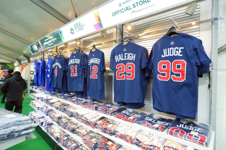 アメリカ代表のユニホームも充実している【写真：イワモトアキト】