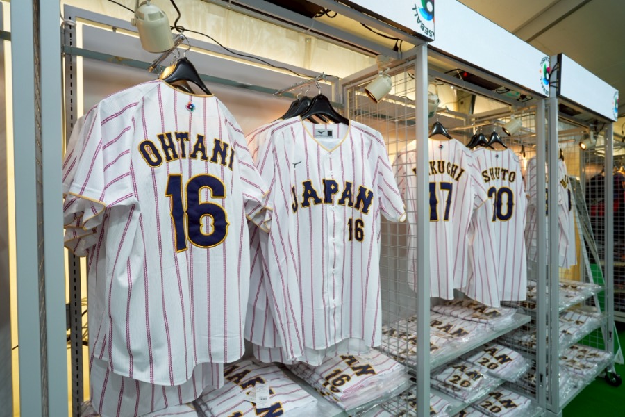 WBCオフィシャルストアに並ぶ侍Jユニホーム【写真：イワモトアキト】