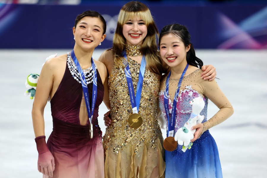 フィギュアスケート女子シングルスで金メダルを獲得したアリサ・リウ（中央）【写真：ロイター】