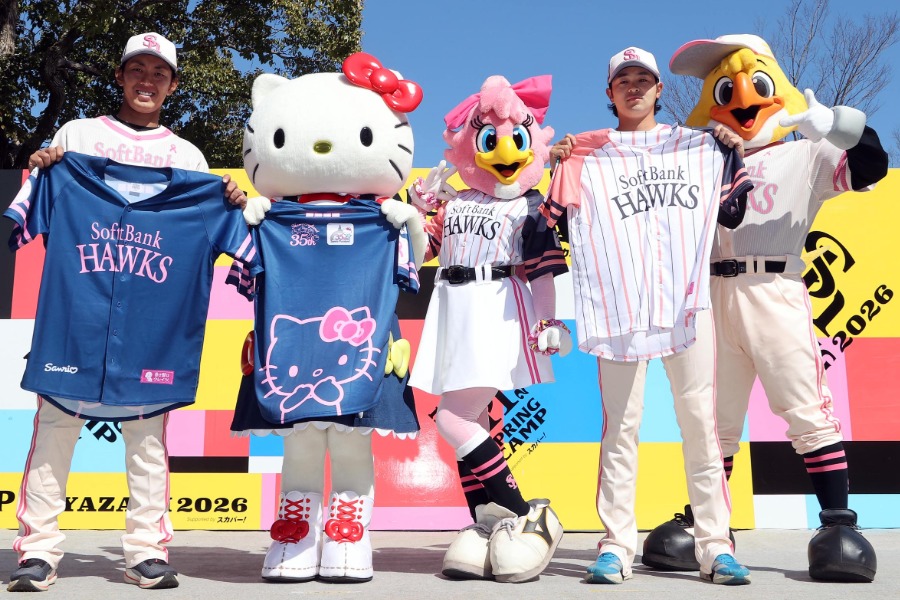 「ピンクフルユニホーム」のデザイン発表イベント【写真：栗木一考】