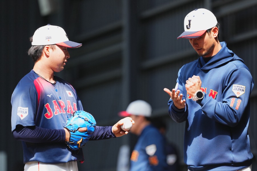 侍ジャパンのアドバイザーを務めるダルビッシュ有（右）とサポートメンバーで参加している佐藤柳之介【写真：小林靖】