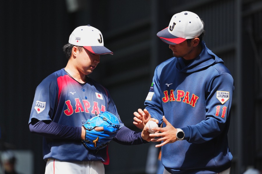 侍ジャパンのアドバイザーを務めるダルビッシュ有（右）とサポートメンバーで参加している佐藤柳之介【写真：小林靖】