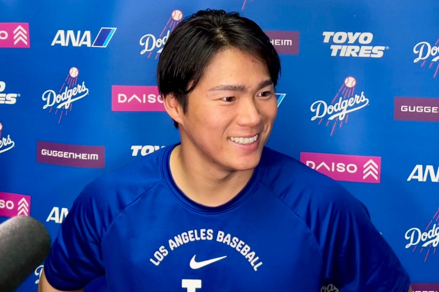 登板後、取材に応じるドジャース・山本由伸【写真:小谷真弥】