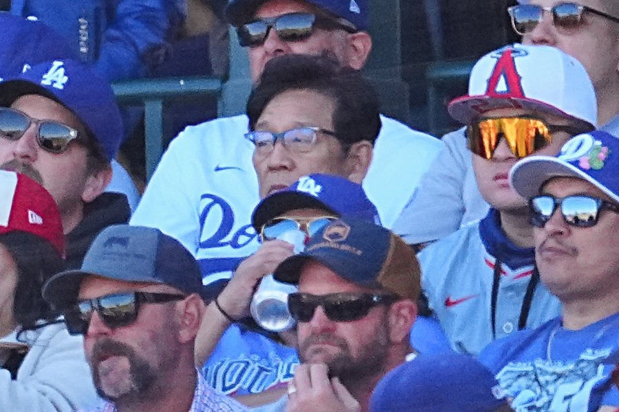 観客席で見守る栗山英樹氏【写真：荒川祐史】