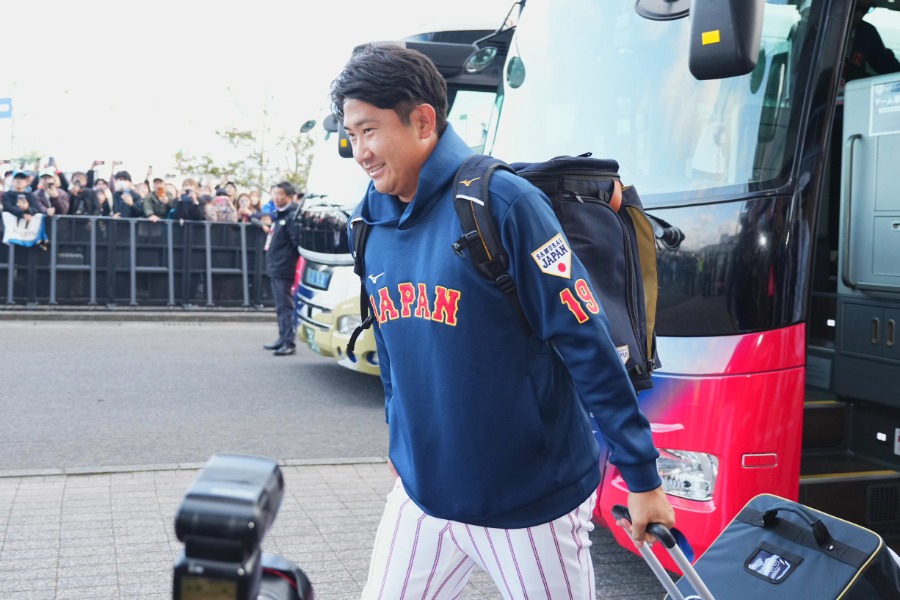 球場入りした侍ジャパン・菅野智之【写真：小林靖】
