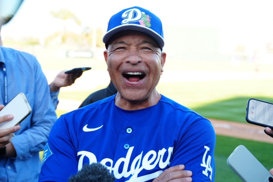 試合後、取材に応じるドジャースのデーブ・ロバーツ監督【写真：荒川祐史】