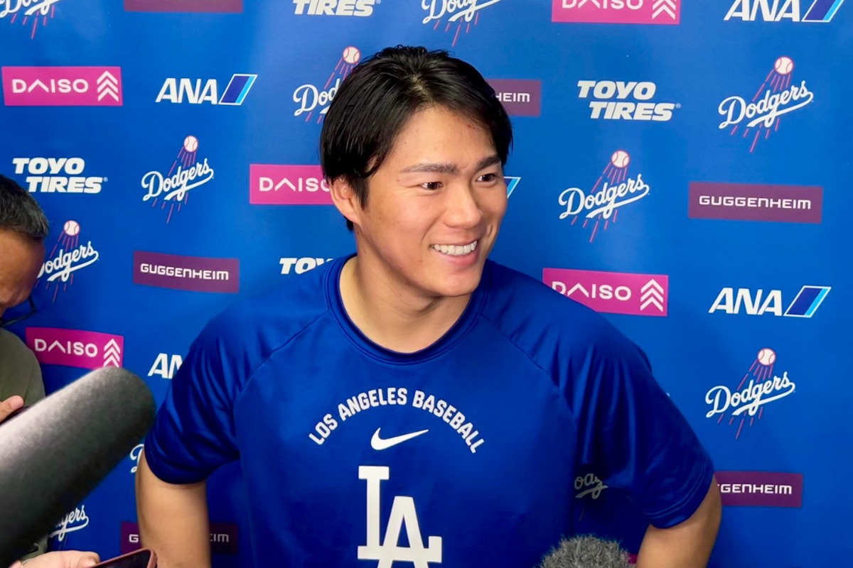 笑顔で取材に応じるドジャース・山本由伸【写真：小谷真弥】