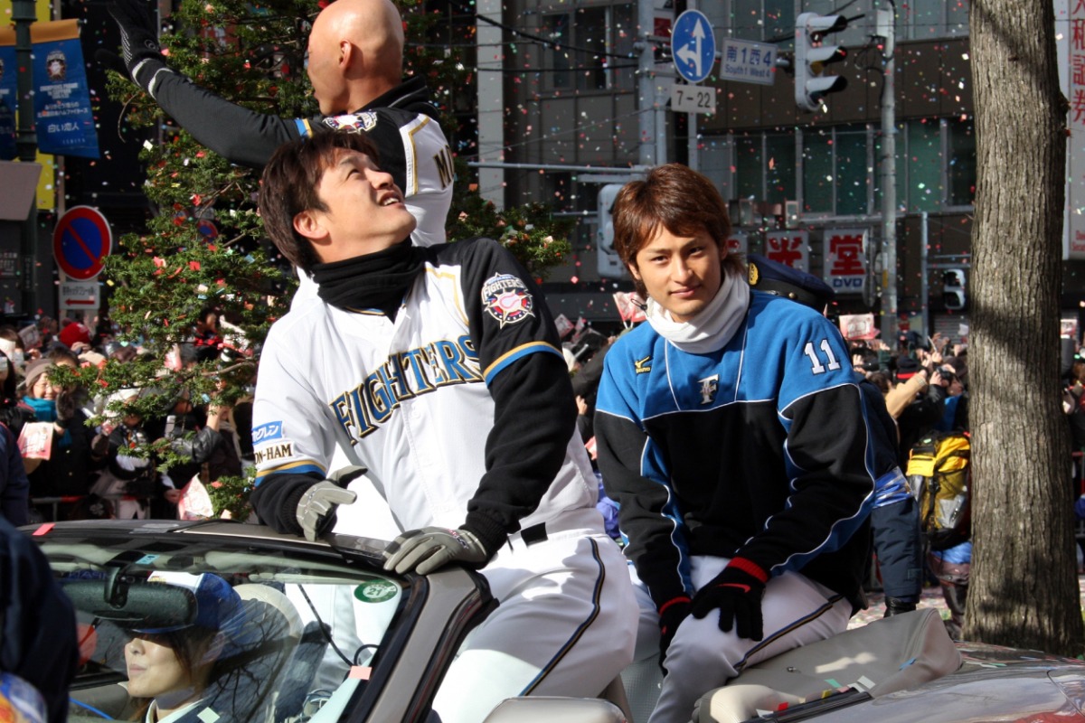 日本ハム時代にオープンカーに乗りパレードする金子誠氏(左)、ダルビッシュ有【写真提供：産経新聞社】