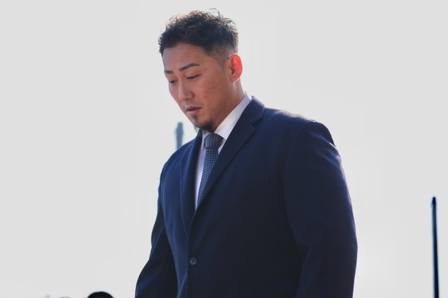 侍ジャパンのキャンプに訪問した中田翔氏【写真：小林靖】